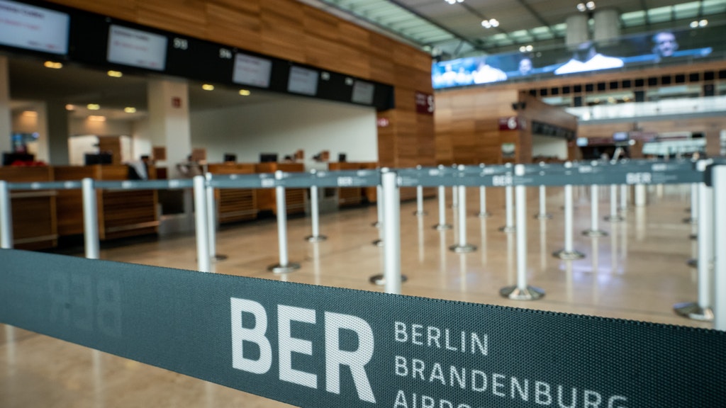 Blick in die Abflughalle des neuen Flughafens Berlin-Brandenburg Willy-Brandt. 