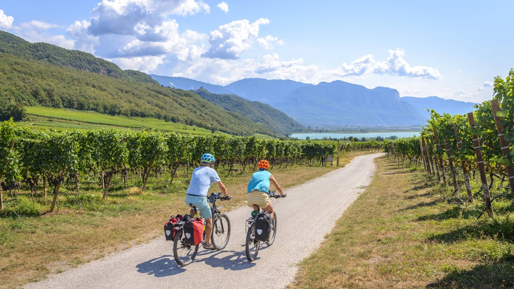 Zwei Radfahrer mit Mountainbike auf einem Radweg.