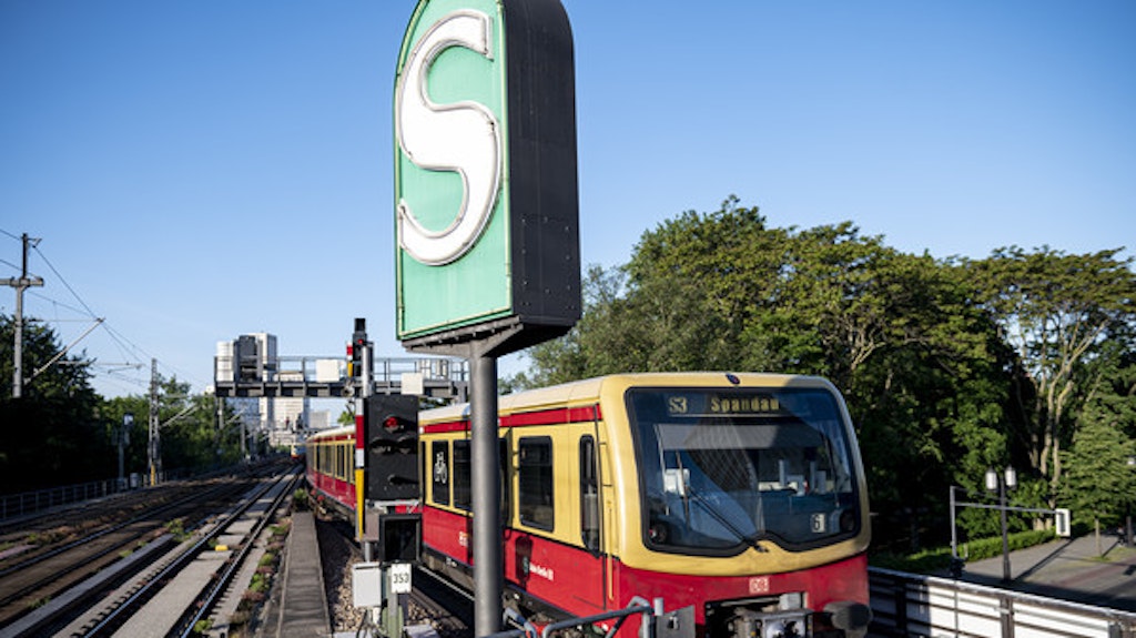 Eine S-Bahn verlässt den Bahnhof.