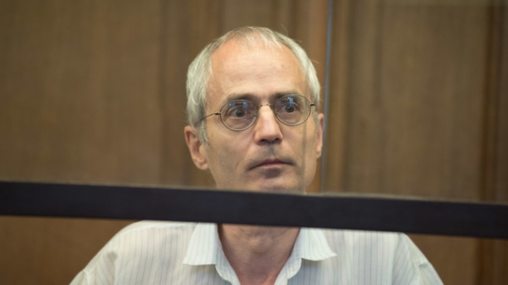 Der Angeklagte Gregor S. sitzt bei der Fortsetzung des Prozesses um die tödliche Messerattacke gegen den Berliner Chefarzt Fritz von Weizsäcker.