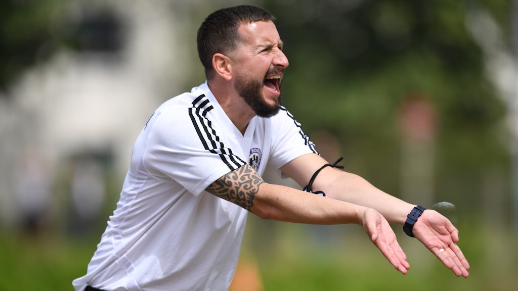 Markus Zschiesche dirigiert sein Team während des Testspiels gegen die VSG Altglienicke.