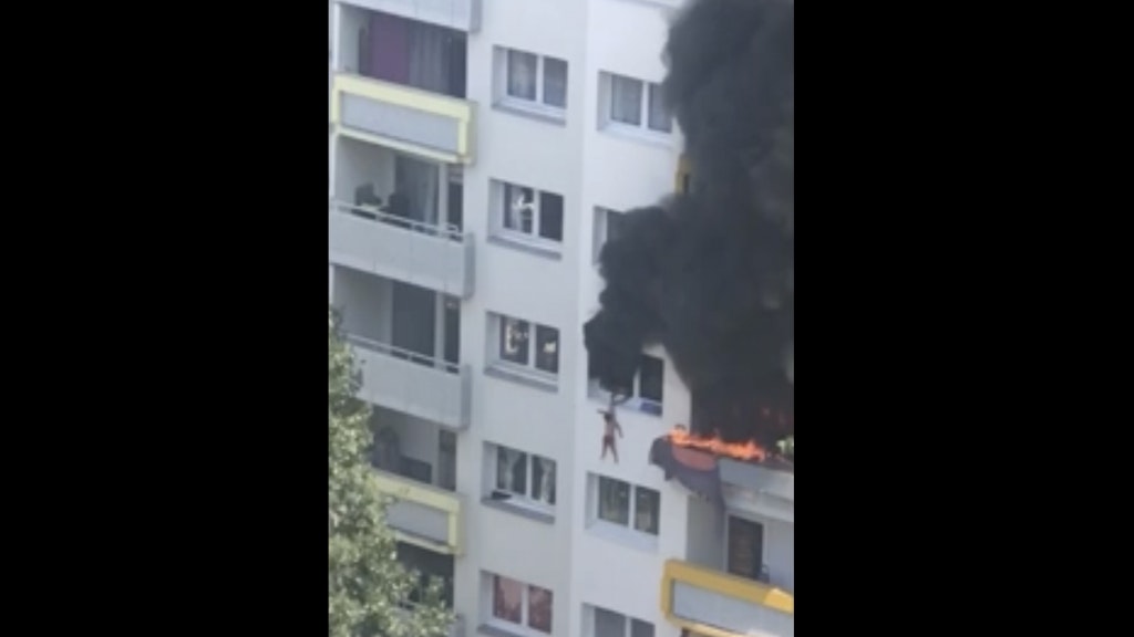 Der Screenshot eines Videos zeigt, wie die Kinder aus dem Fenster springen.