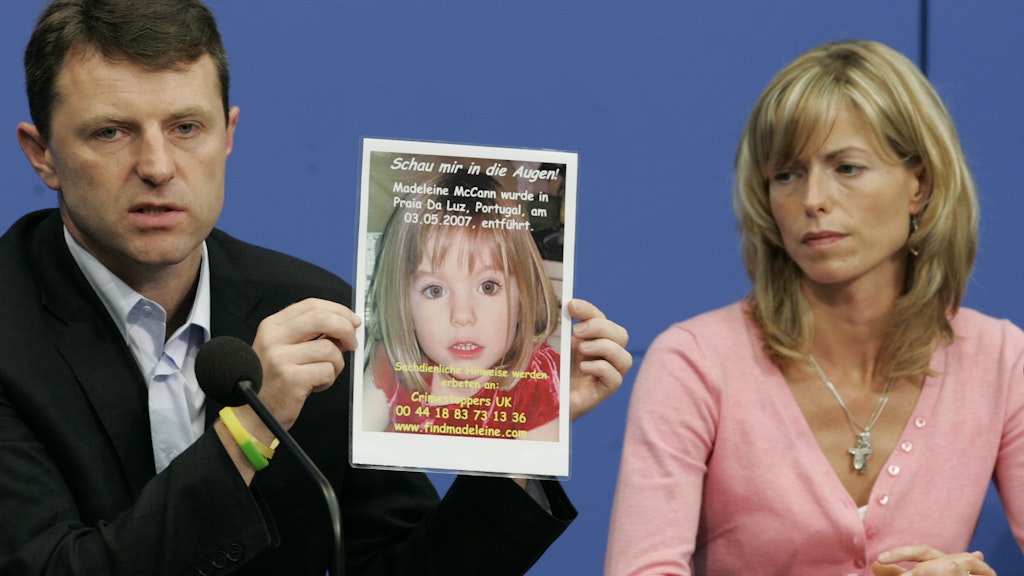 Kate und Gerry McCann zeigen 2007 während einer Pressekonferenz ein Bild ihrer verschwundenen Tochter Madeleine. (Archivbild)