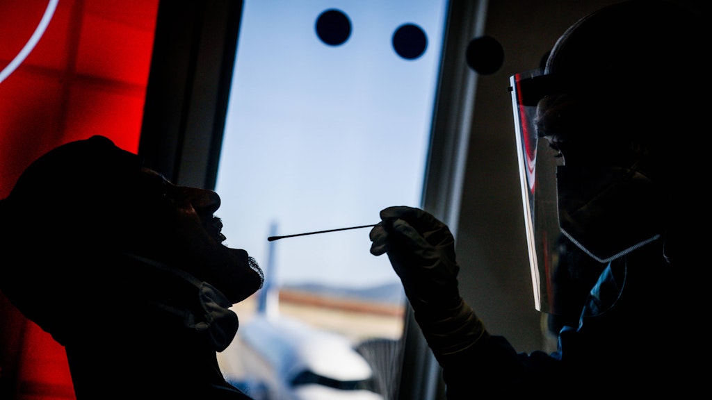 Die Gesundheitsministerkonferenz von Bund und Ländern hatte sich am Mittwoch darauf verständigt, dass Reisende aus Risikogebieten im Ausland künftig unmittelbar nach Rückkehr auf das Coronavirus getestet werden sollen. (Symbolbild)