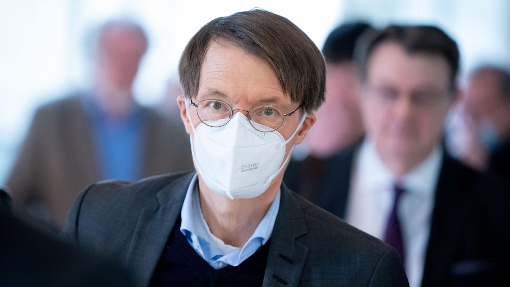 Der SPD-Gesundheitspolitiker Karl Lauterbach mit Mund-Nasen-Maske.