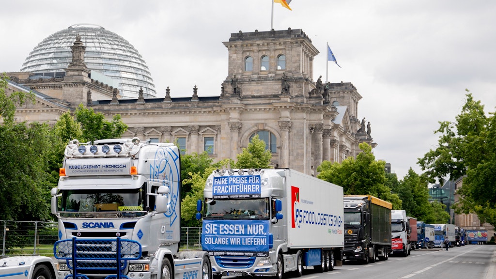 Lastwagen-Korso durch Berlin.
