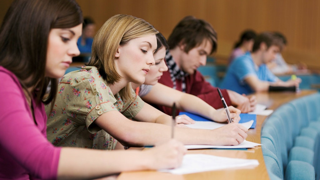 Studenten in einem Hörsaal.