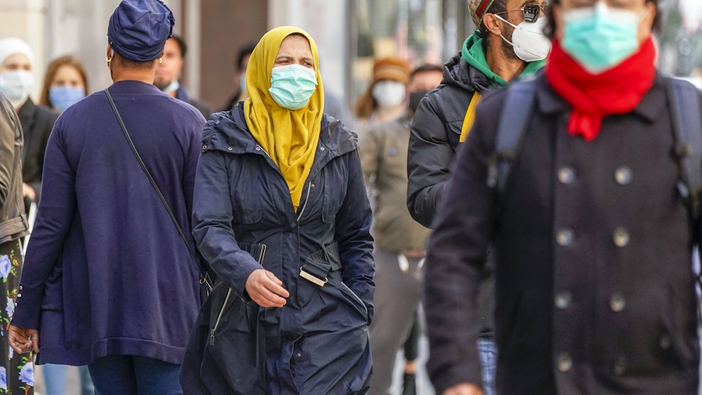 Menschen mit Maske in Brüssel.