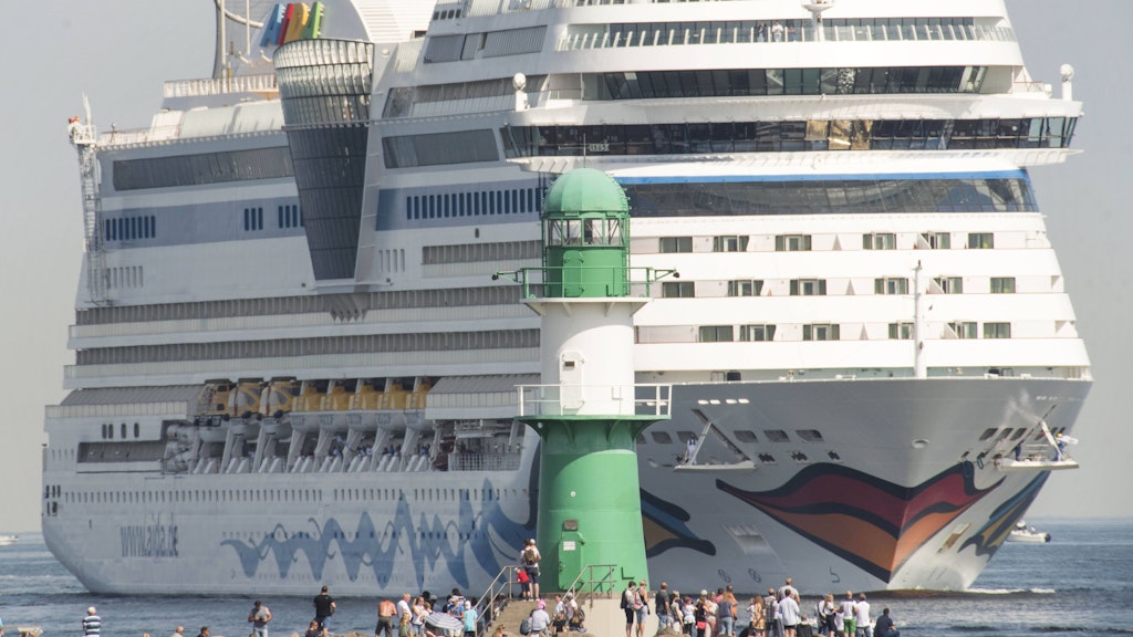Das Kreuzfahrtschiff „AIDAmar“ passiert die Mole vor Warnemünde. 
