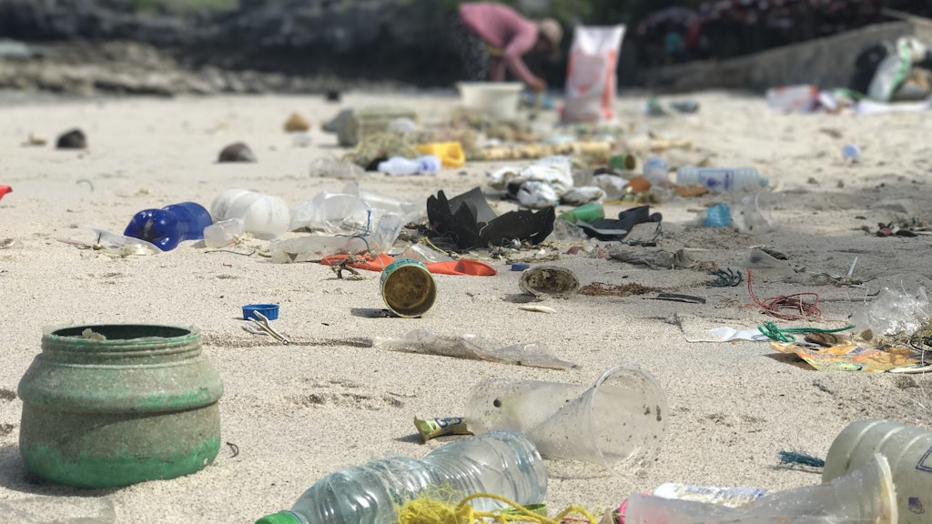 Plastikmüll liegt am Strand von Ko Sichang, einer Insel im Golf von Thailand. 