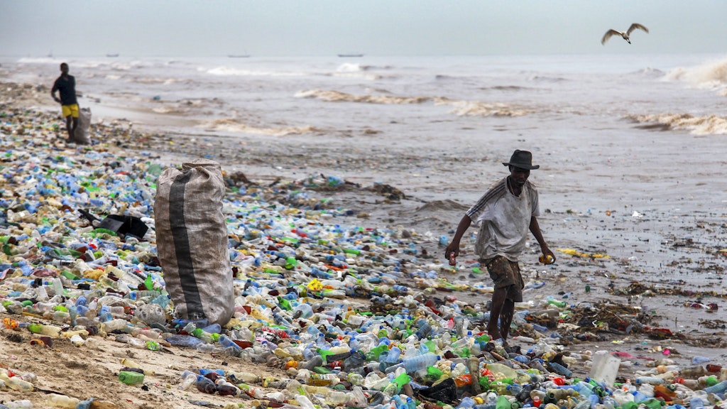 Accra, Hauptstadt von Ghana: Ein Mann sammelt verwertbares Material am verschmutzten Korle-Gono-Strand.