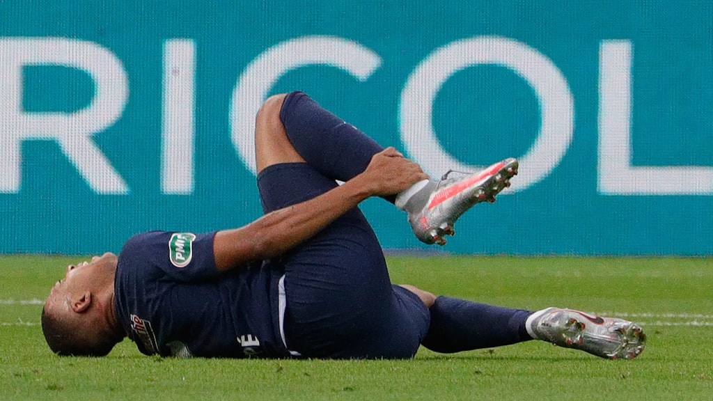 Und ganz Fußballfrankreich stöhnt auf: Kylian Mbappé wird im französischen Pokalfinale übel gefoult.