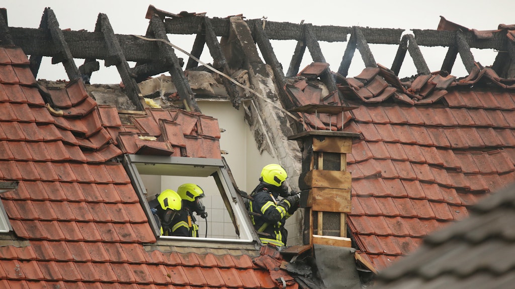 Wesel: Feuerwehrleute suchen in einem beschädigten Wohnhaus nach Spuren. 