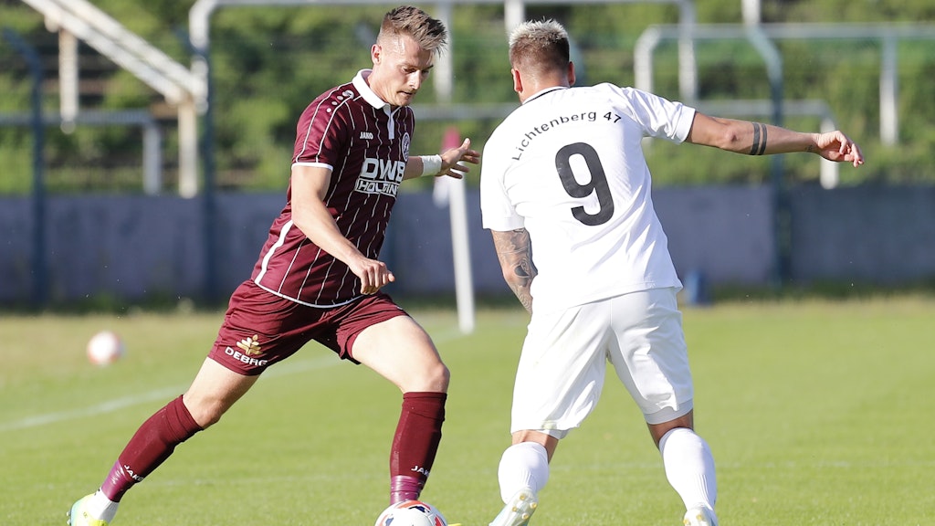 Matthias Steinborn (l.) – hier im Duell mit Lichtenbergs Philipp Grüneberg – soll für neuen Schwung im Angriff des BFC Dynamo sorgen. 
