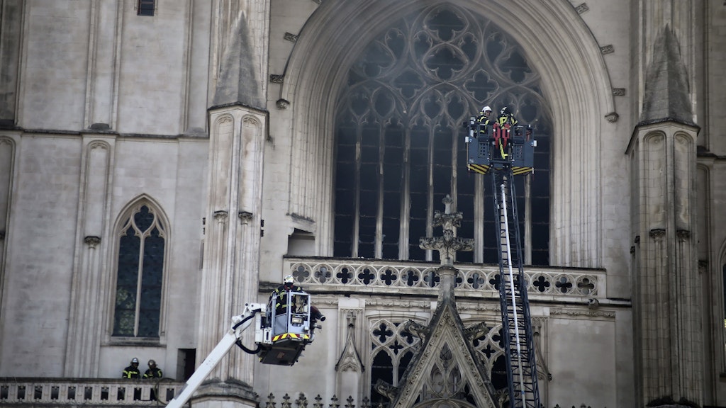 Feuerwehrleute vor einer Woche an der Kathedrale von Nantes.