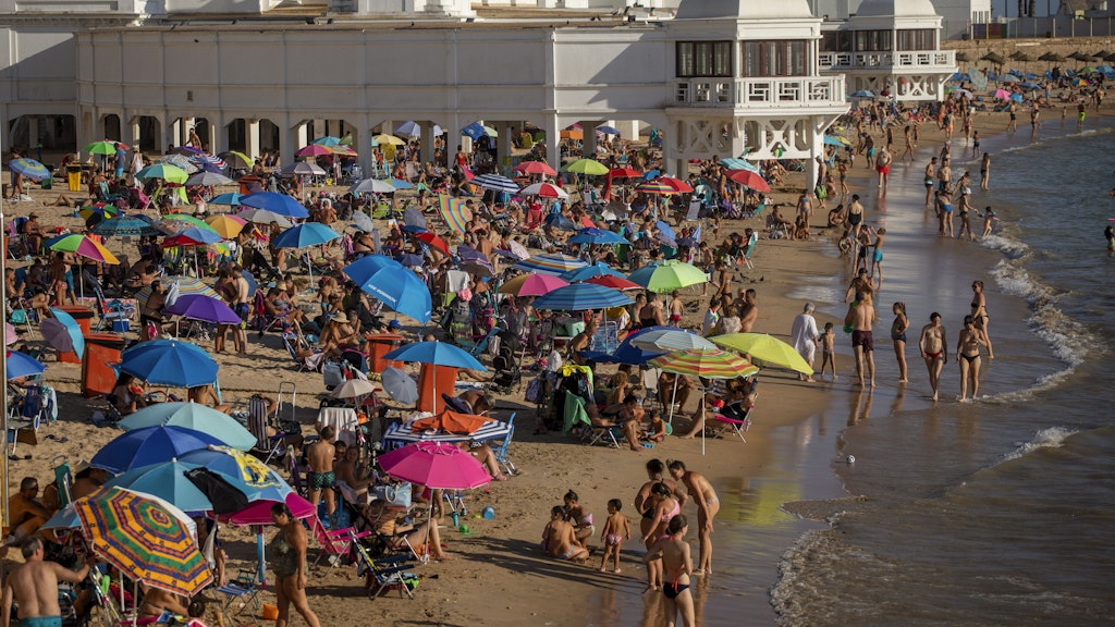 Cadiz: Badegäste genießen die Sonne an einem Strand am Mittelmeer in Südspanien.