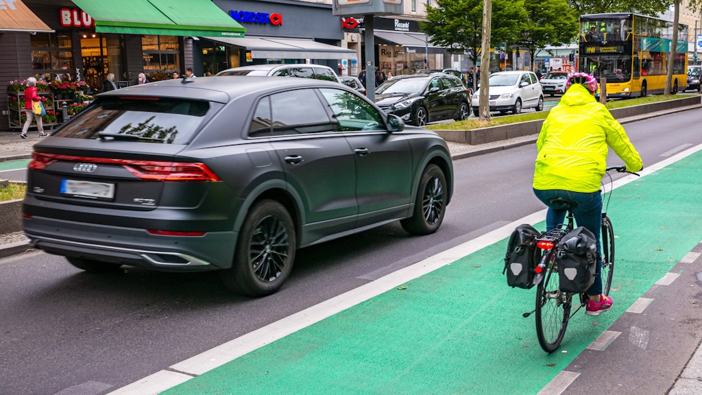 SUV auf der Schloßstraße im Bezirk Steglitz. (Symbolbild)
