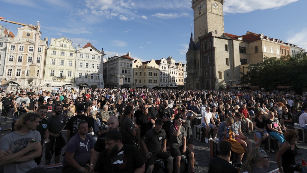 Beschäftigte aus der Musikindustrie demonstrieren in der Prager Altstadt.