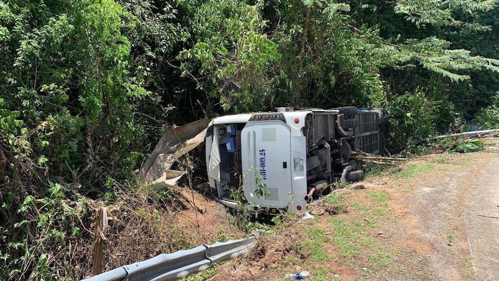 Der Reisebus liegt in der zentralen Provinz Quang Binh am Straßenrand. Mehr als ein Dutzend Menschen starben bei dem Unfall. 