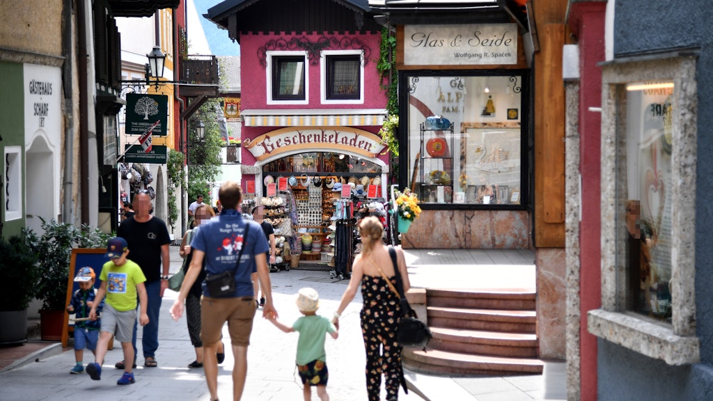 Urlauber spazieren durch die Altstadt von St. Wolfgang am Wolfgangsee in Österreich.