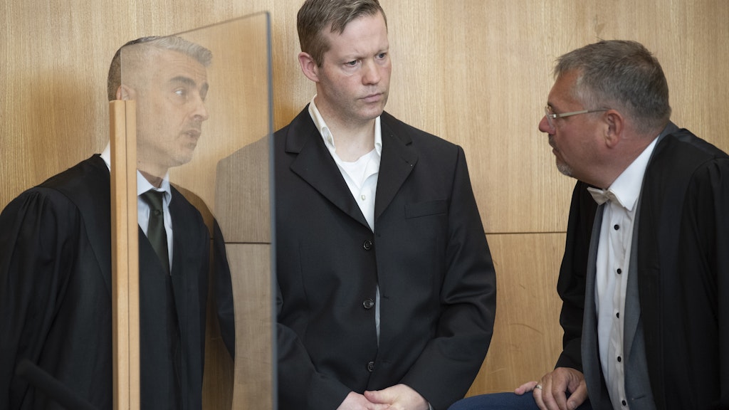 Der Hauptangeklagte im Mordfall Lübcke, Stephan Ernst (M), spricht im Oberlandesgericht mit seinem Anwalt Mustafa Kaplan und Frank Hannig. (Archiv). 