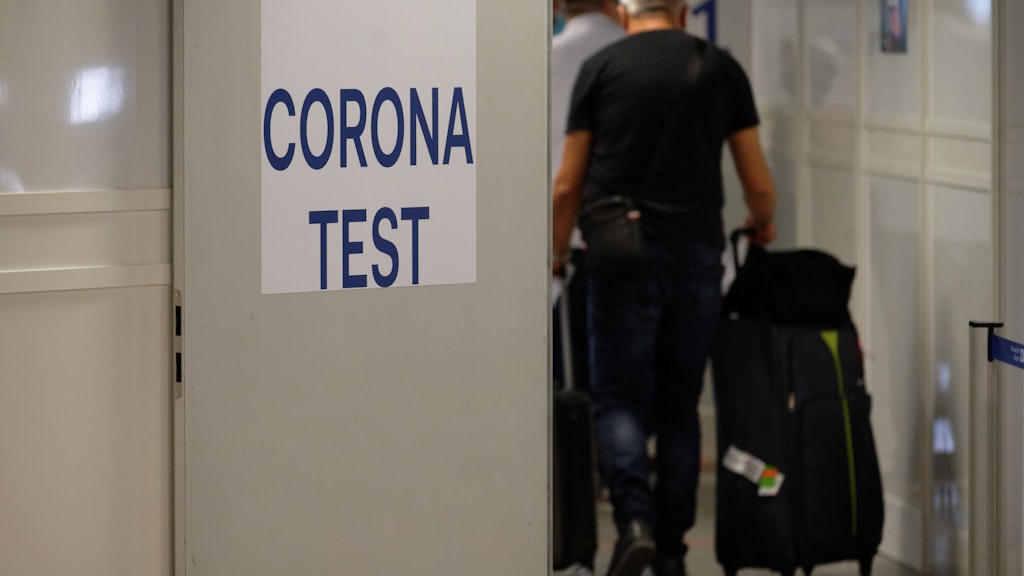 Reiserückkehrer gehen zum Corona-Testzentrum im Flughafen Düsseldorf. 
