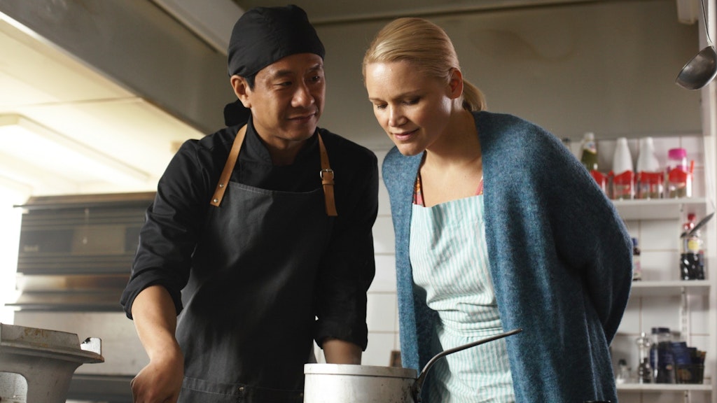 Anna-Maija Toukko als Sirkka und Pak Hon Chu als Master Chen in dem Film „Master Cheng in Pohjanjoki“.