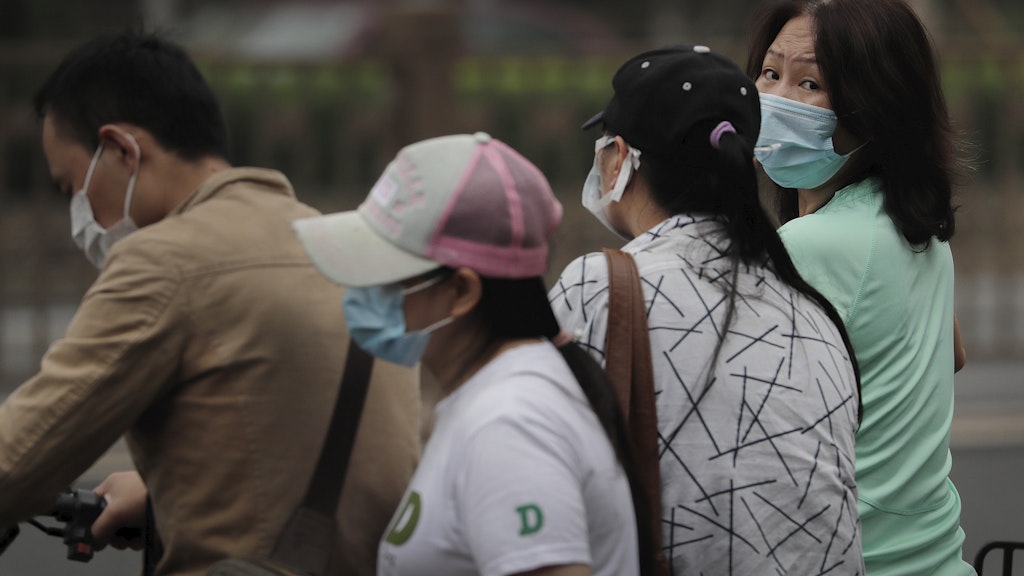 Menschen mit Mundschutz in Peking.