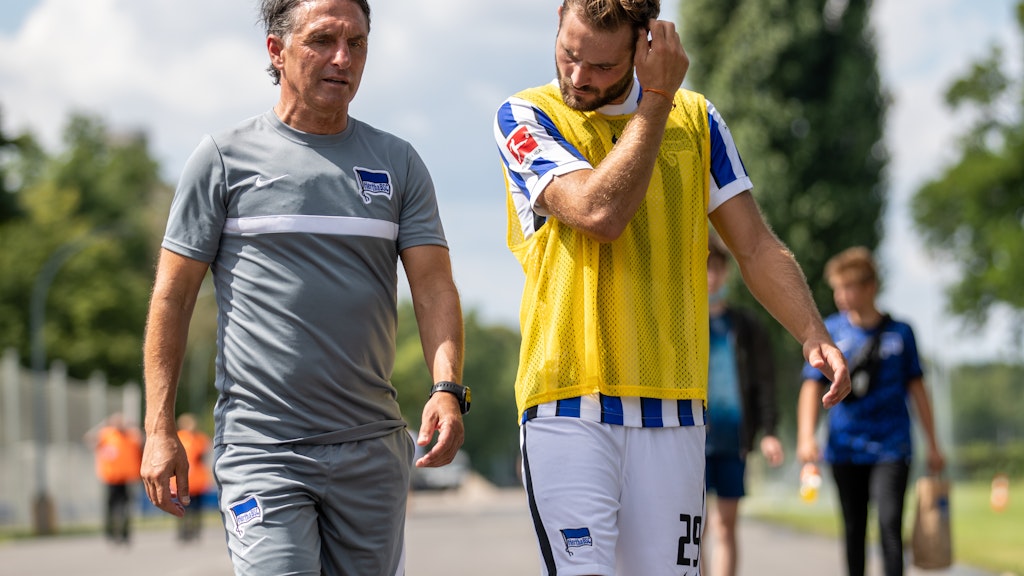Gelb ist die Hoffnung: Hertha-Trainer Bruno Labbadia vor dem Training mit Lucas Tousart.