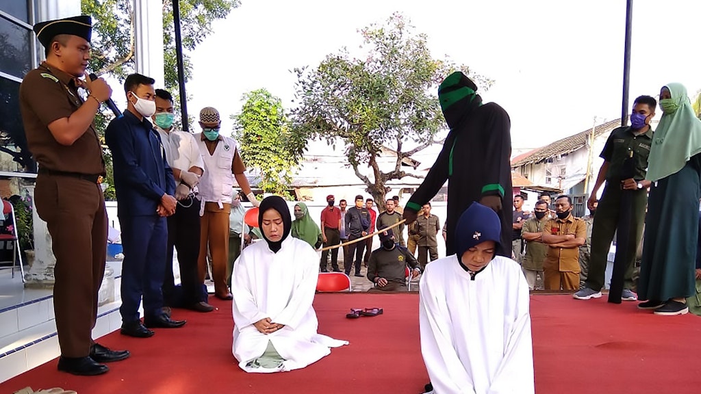 Die beiden Frauen wurden vor den Augen mehrerer Schaulustiger in der indonesischen Provinz Aceh mit einem Rohrstock ausgepeitscht.