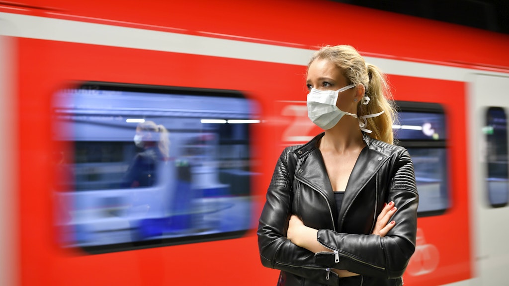 In der Bahn wird nicht immer ein Mundschutz getragen.