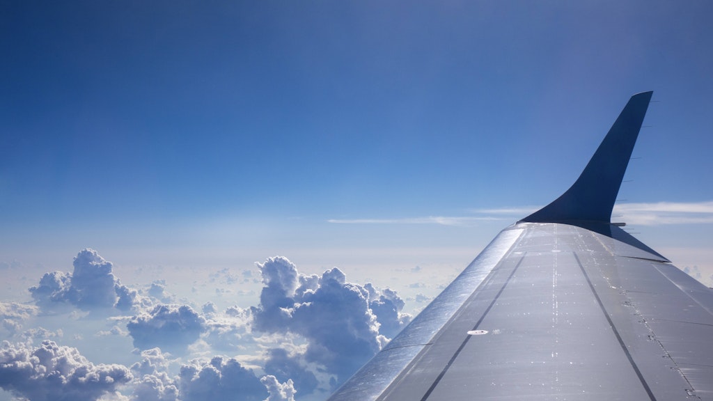 Im Flugzeug über den Wolken.