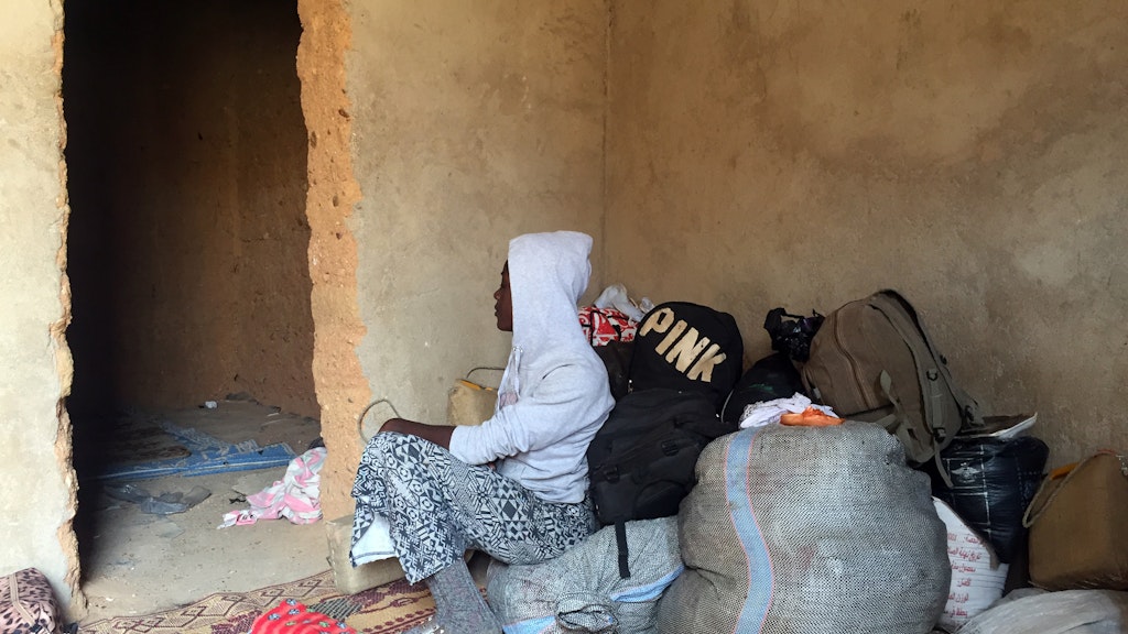 Eine Nigerianerin sitzt in einem Ghetto in der nigrischen Stadt Agadez, einem Umschlagpunkt für Flüchtlinge am Rande der Sahara, kurz vor ihrer Abfahrt nach Libyen. 