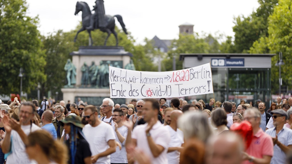 Demonstranten mit Spruchbanner auf der „Querdenken 711“- Demo am vergangenen Wochenende in Köln.