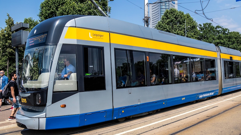 Eine Straßenbahn der Leipziger Verkehrsbetriebe LVB.