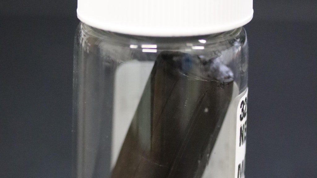 Eine Sediment-Probe in einem Glas, undatierte Aufnahme. Fast hundert Meter unter dem Grund des Pazifiks schlummern seit rund 100 Millionen Jahren Mikroorganismen.