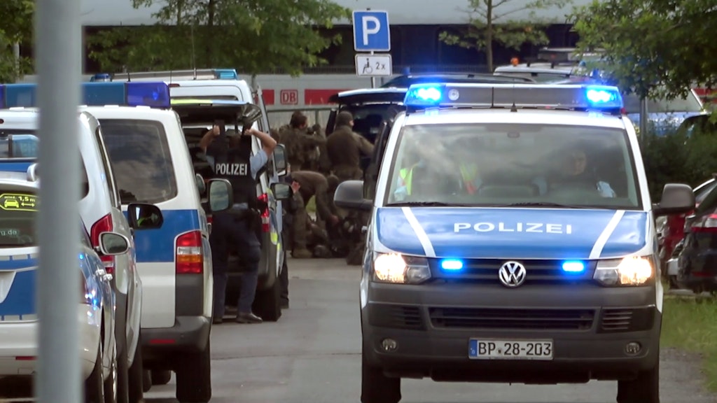 Bundespolizisten während des Einsatzes am Freitagnachmittag in Friesack.