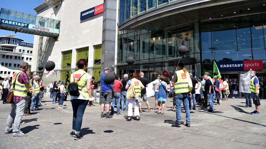 Betriebsräte von Galeria Karstadt Kaufhof und Karstadt Sports demonstrieren in der Innenstadt von Dortmund.