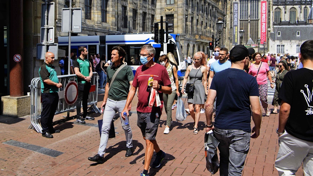 Menschen in der Kalverstraat in Amsterdam.