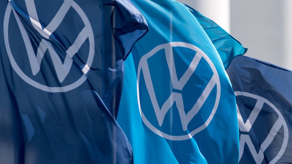 Fahnen mit dem VW-Logo.