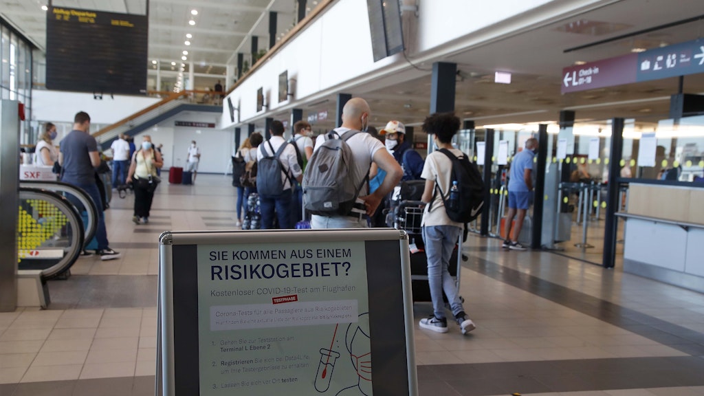 Corona-Teststation am Flughafen Schoenefeld. Urlauber, die aus Risikogebieten zurückkehren, sollen sich an den Flughäfen testen lassen.