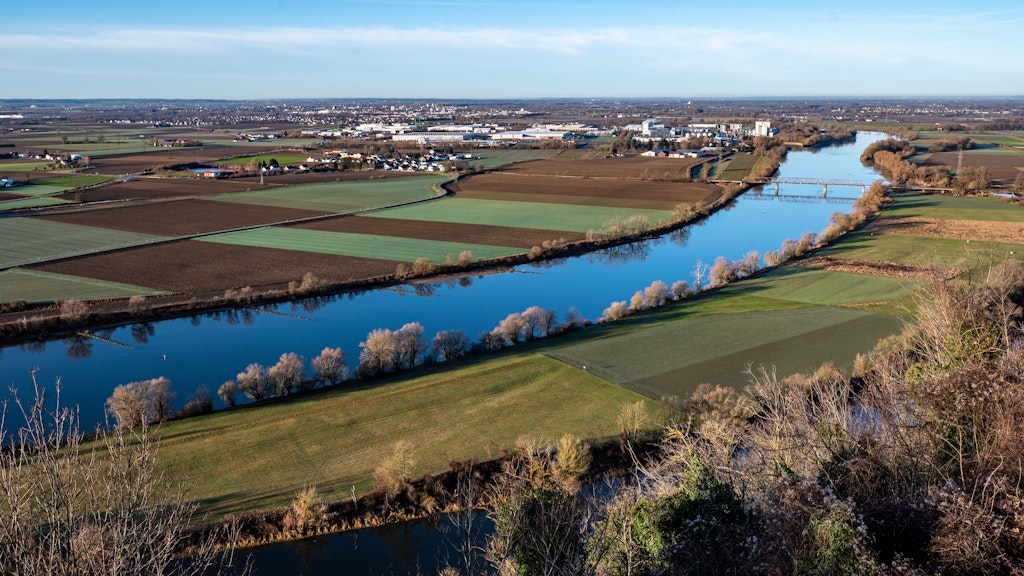 Am Ufer der Donau bei Straubing wurde die Leiche einer 13-Jährigen gefunden.