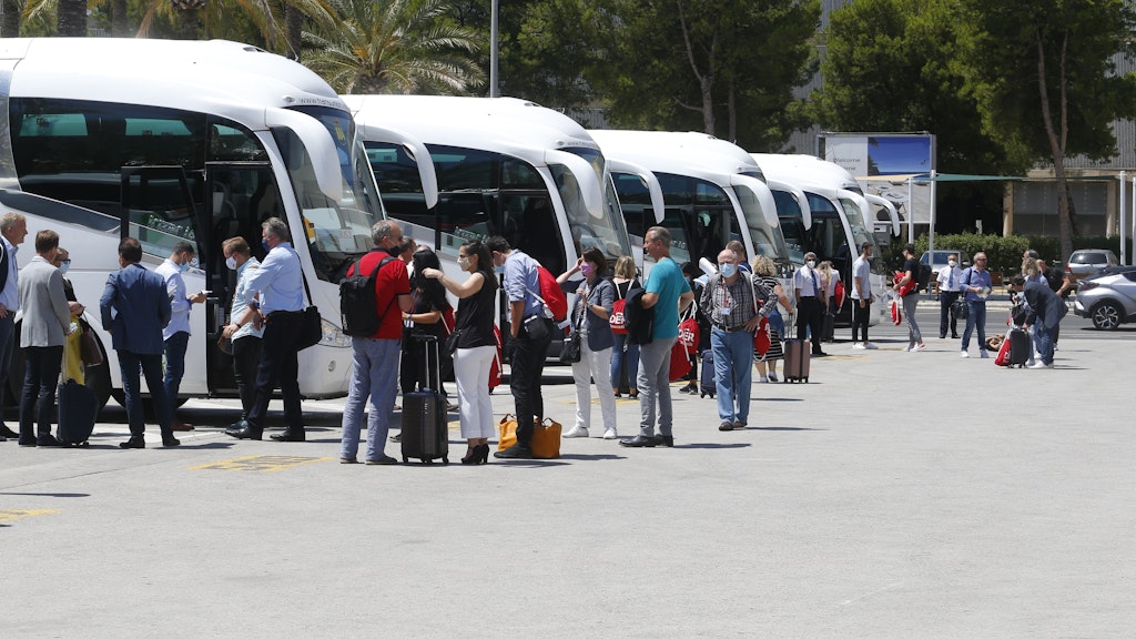 Reisende kommen am Flughafen Palma de Mallorca an (Archiv).