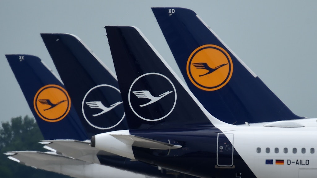 Maschinen der Lufthansa warten auf ihren Einsatz. 