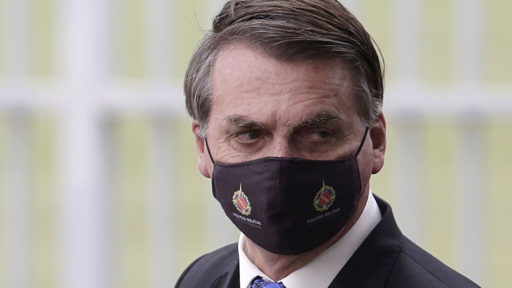 Jair Bolsonaro, Präsident von Brasilien, trägt beim Verlassen seines Amtssitzes, dem Alvorada-Palast, einen Mundschutz.