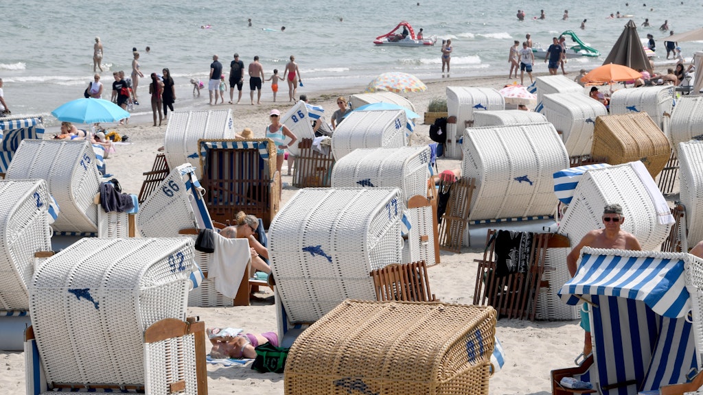 Besucher bevölkern den Timmendorfer Strand an der Ostsee.