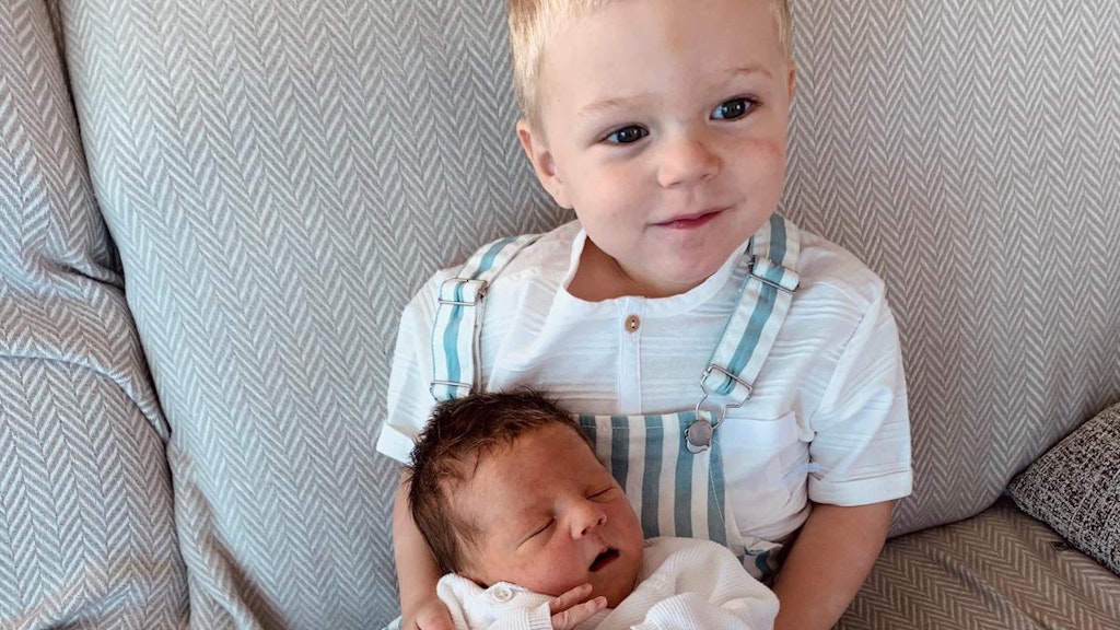 Stolzer Bruder: Lionel Labrie hat Bären fest im Arm.