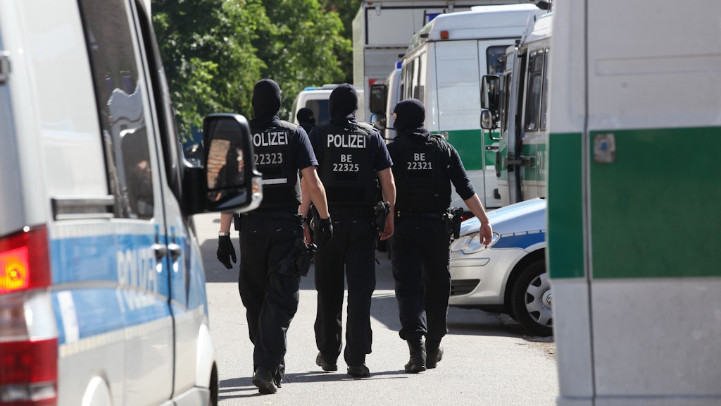 Einsatzkräfte der Polizei bei einer Razzia (Symbolbild). 