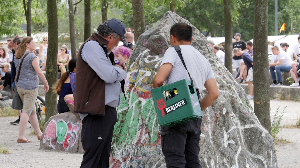 Im Mauerpark verkaufen fliegende Händler Getränke.
