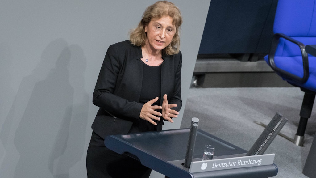 Grünen-Politikerin Canan Bayram bei einer Sitzung des deutschen Bundestages.